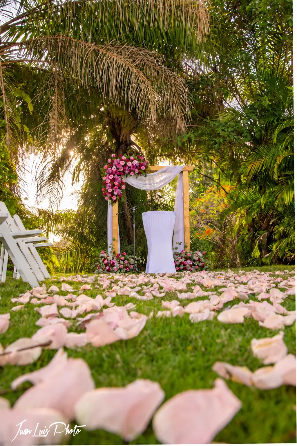 Ceremonia de Boda Bella con arco floral rosado en los jardines de Villa Bonita