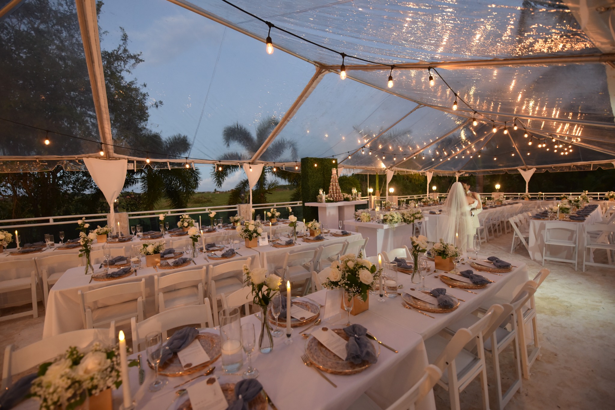 Recepción Boda Sublime bajo carpa transparente iluminada