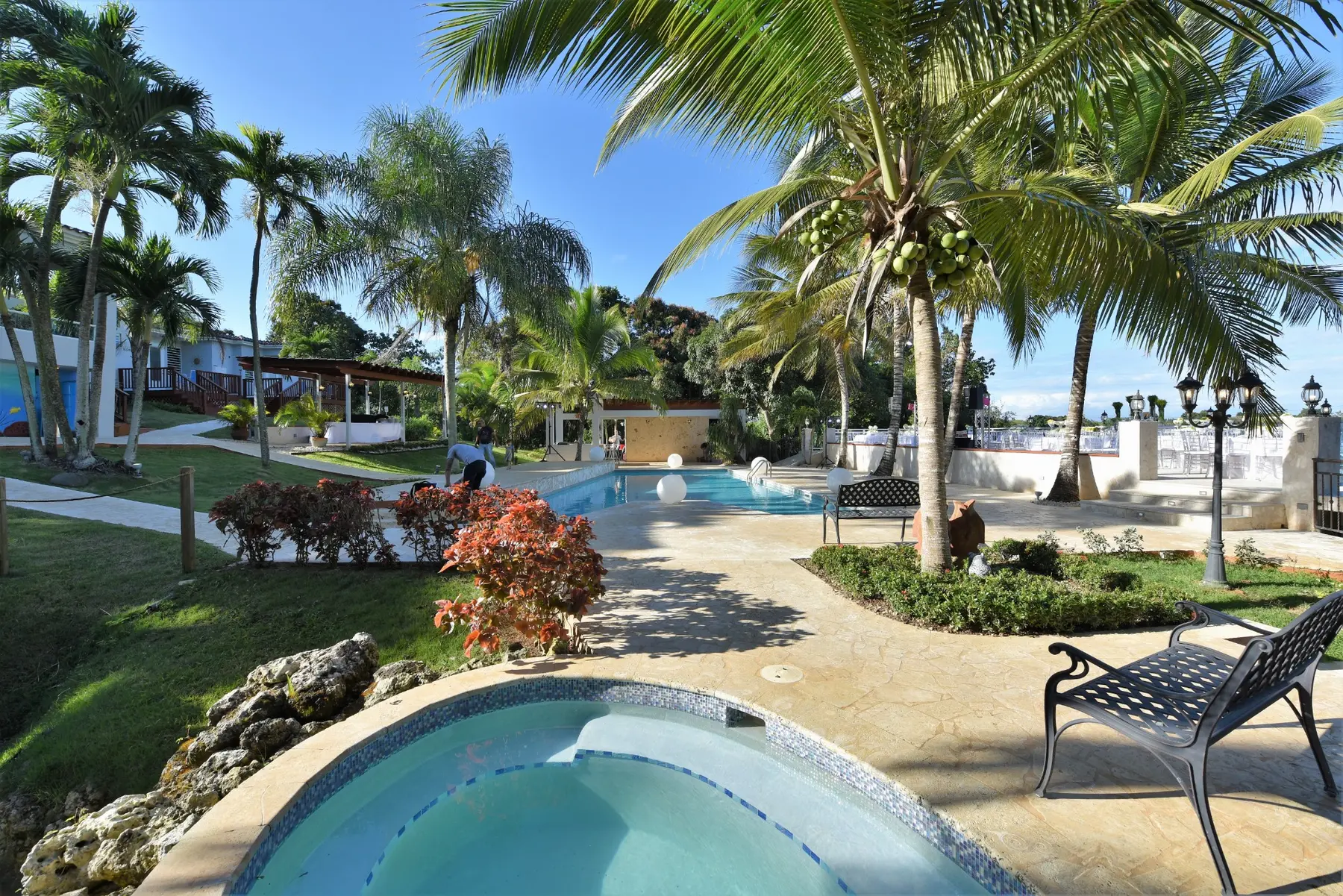Piscina y carpa para eventos de día en Villa Bonita